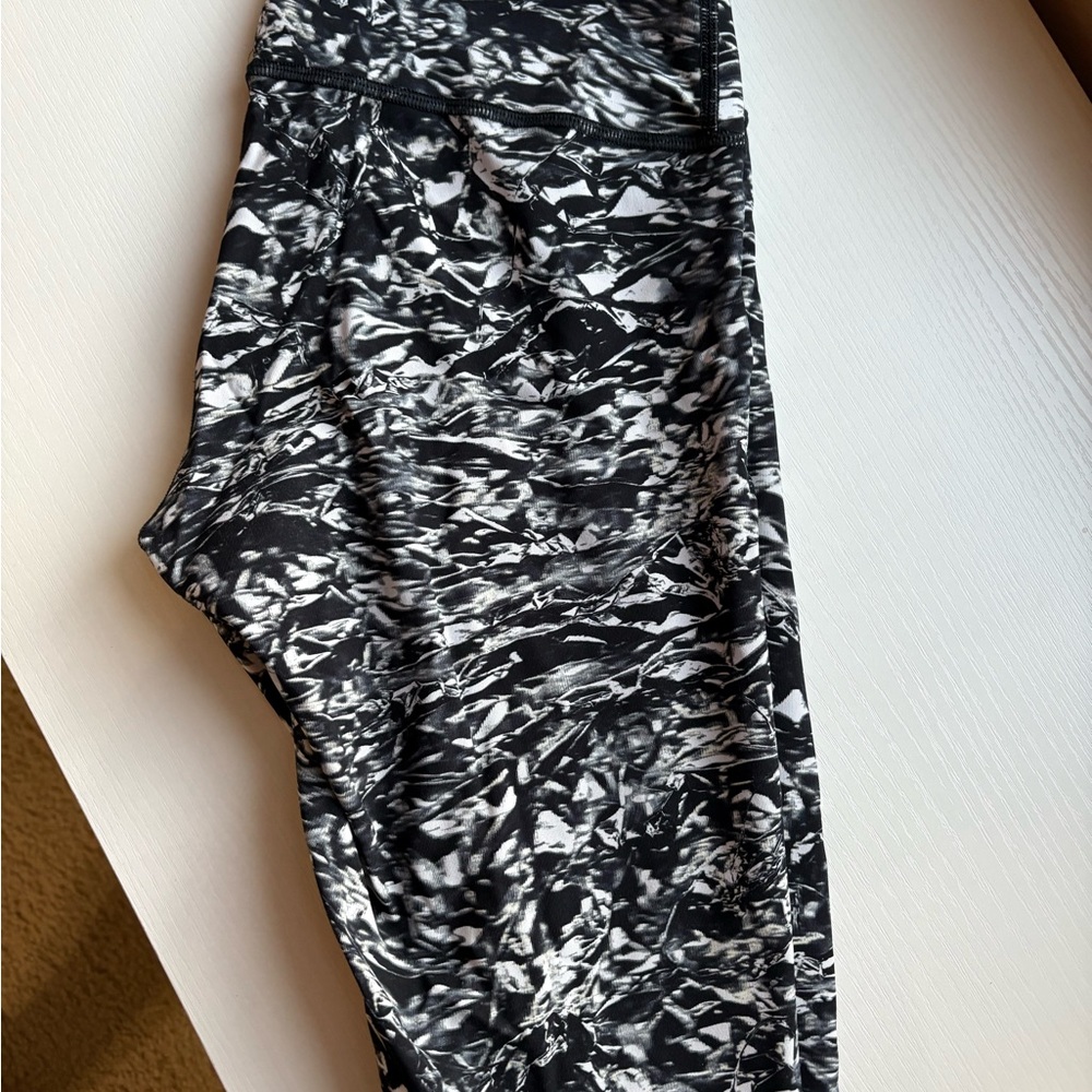 Black and White Abstract Leggings